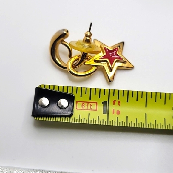 RARE FIND VINTAGE Gold Tone Red 3D Star Earrings - Picture 4 of 4